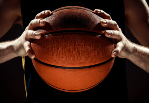 vue-silhouette-joueur-basket-ball-tenant-ballon-mur-noir